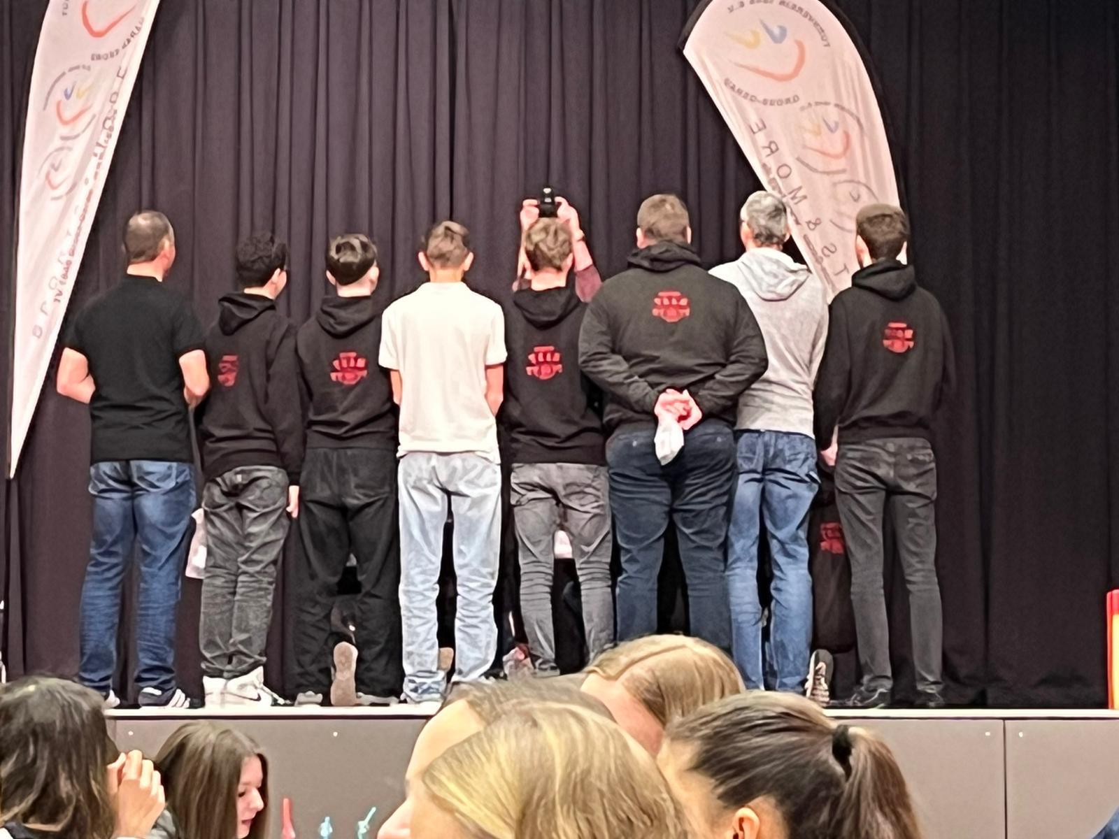 Alle im selben TV-Hoodie!