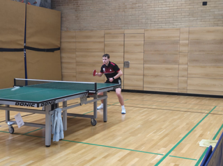 Nicht viel Platz in der kleinen Halle mit einem VL-Spiel nebendran