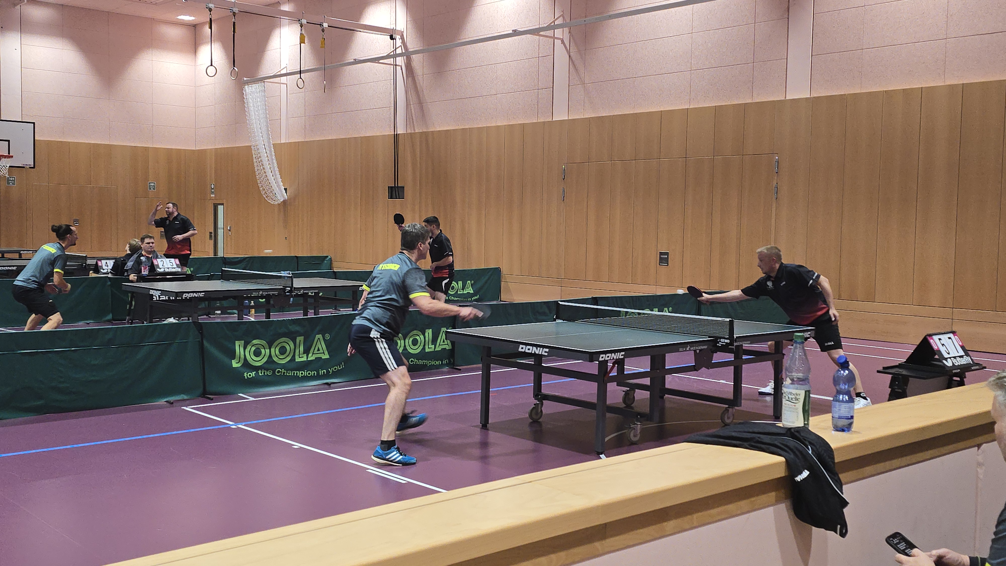 Starke Topspin-Topspin-Rallyes im ersten Einzel.