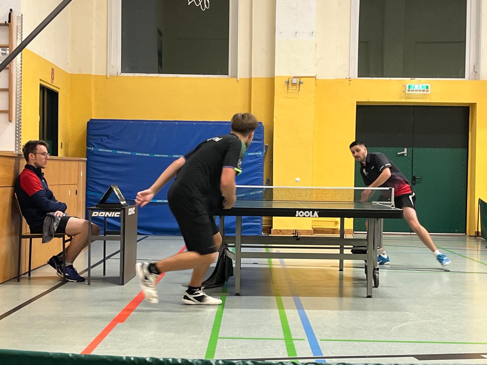 Trotz teils unorthodoxer Spielweise konnte die Nierräder Nummer 1 Patrick Nickel nicht in Bedrängnis bringen.