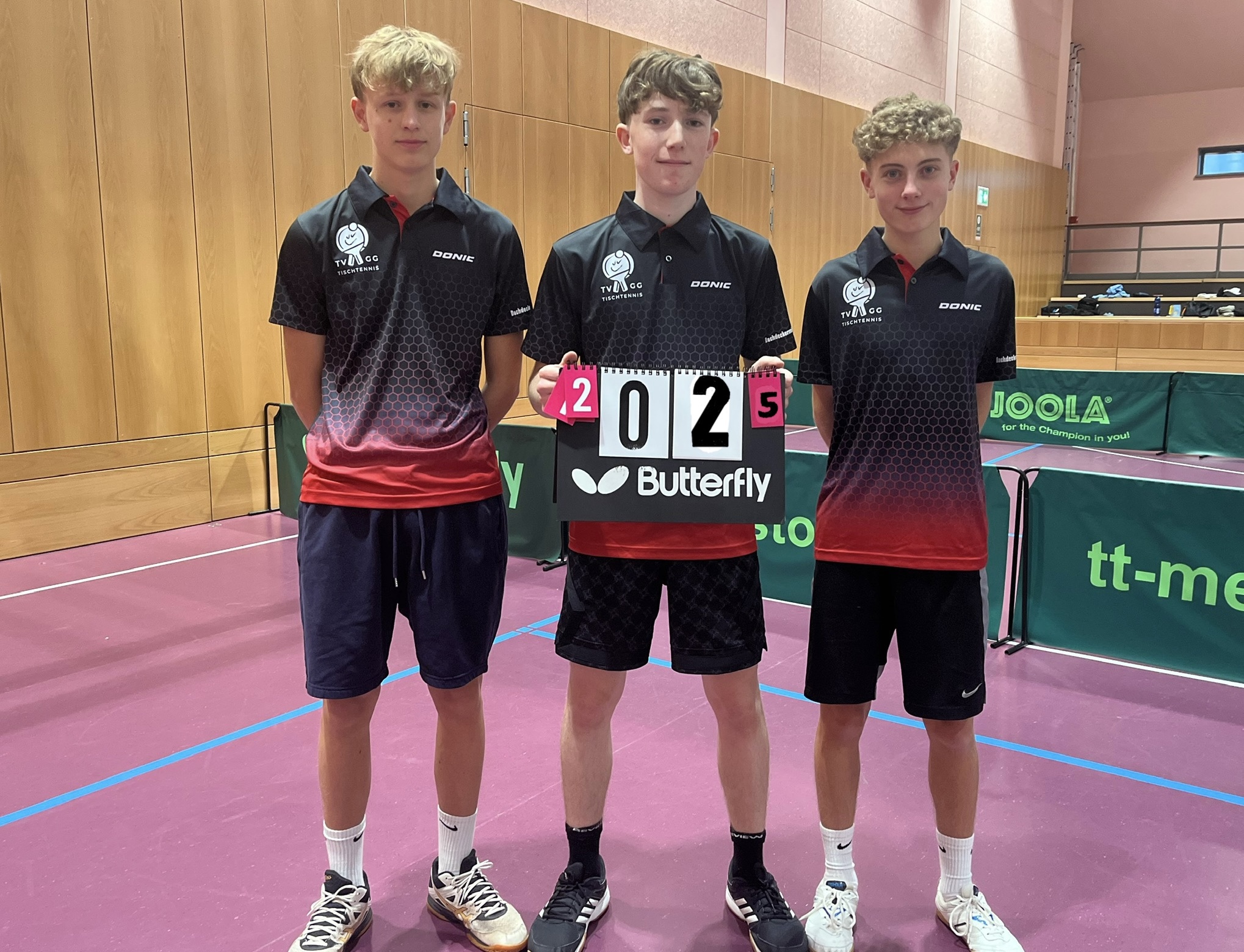 Das verspätete Mannschaftsbild, da ewig keine Spiele waren, mit dem neuen Sponsor Frank Oehme Dachdeckermeister GmbH