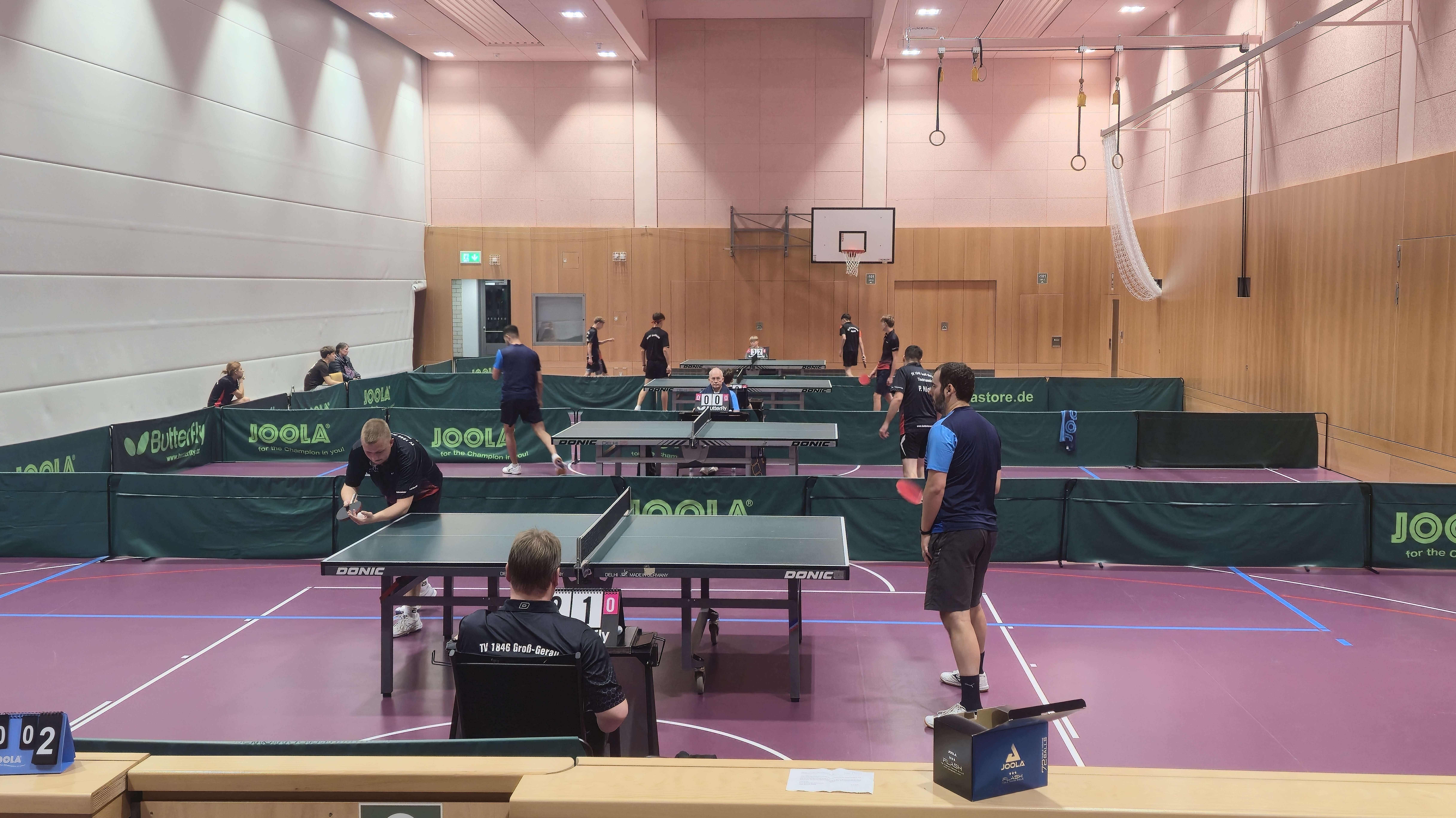 Zwei ungefährdete Siege im vorderen Paarkreuz in der ersten Einzelrunde.