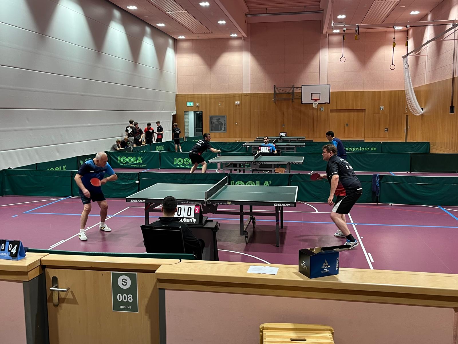 Immer besser in Form kommt das hintere Paarkreuz mit Rafael Stenzel und Torben Faßnacht, die auch heute wieder nichts anbrennen ließen.