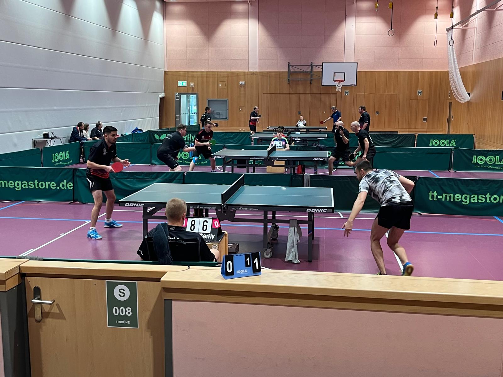 Vs Sachsenhausen: Mit seinem ersten Einzel-Sieg fertig war Patrick Nickel bereits vor dem Ende der Doppel, denn das Zweier-Doppel dauert diesmal extrem lange.