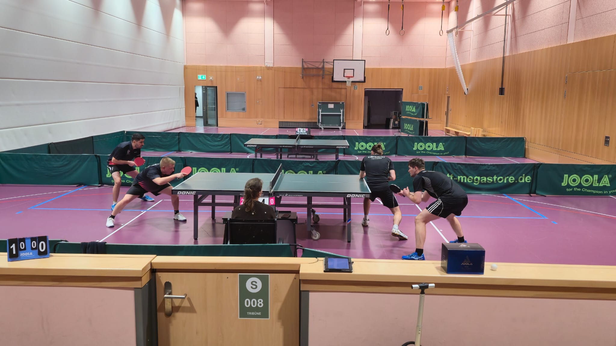 Jan Amend erwartet den Aufschlag des Gegners. Gemeinsam mit Patrick Nickel konnte er das Doppel 3:0 gewinnen.