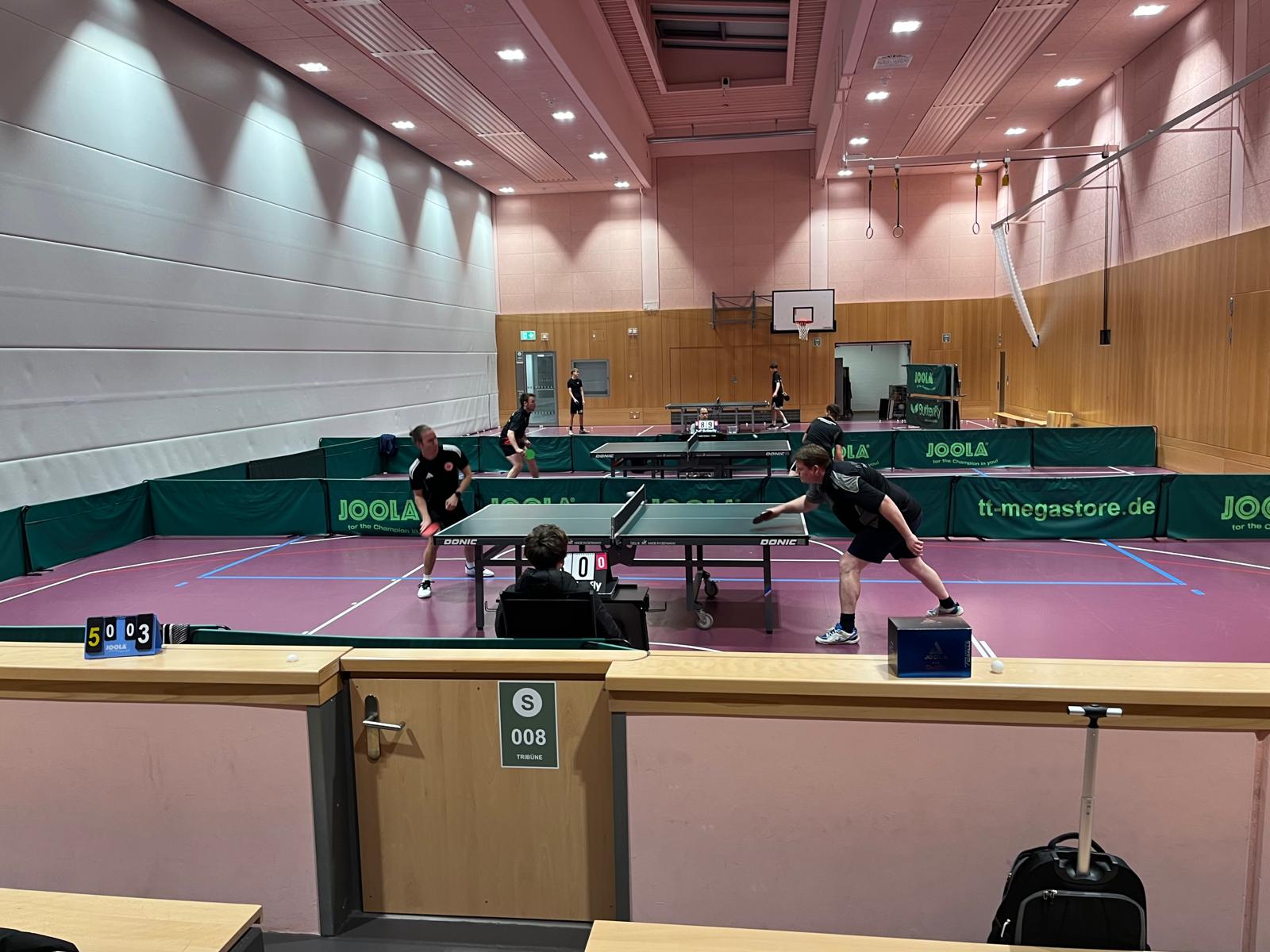 Für einen Moment keimte die leise Hoffnung auf ein Unentschieden auf. Dann konnten sich allerdings beide Frankfurter in den beiden letzten Duellen des Abends im hinteren Paarkreuz durchsetzen.