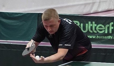 Jan Amend konzentriert beim Aufschlag gegen die Niederräder Eins