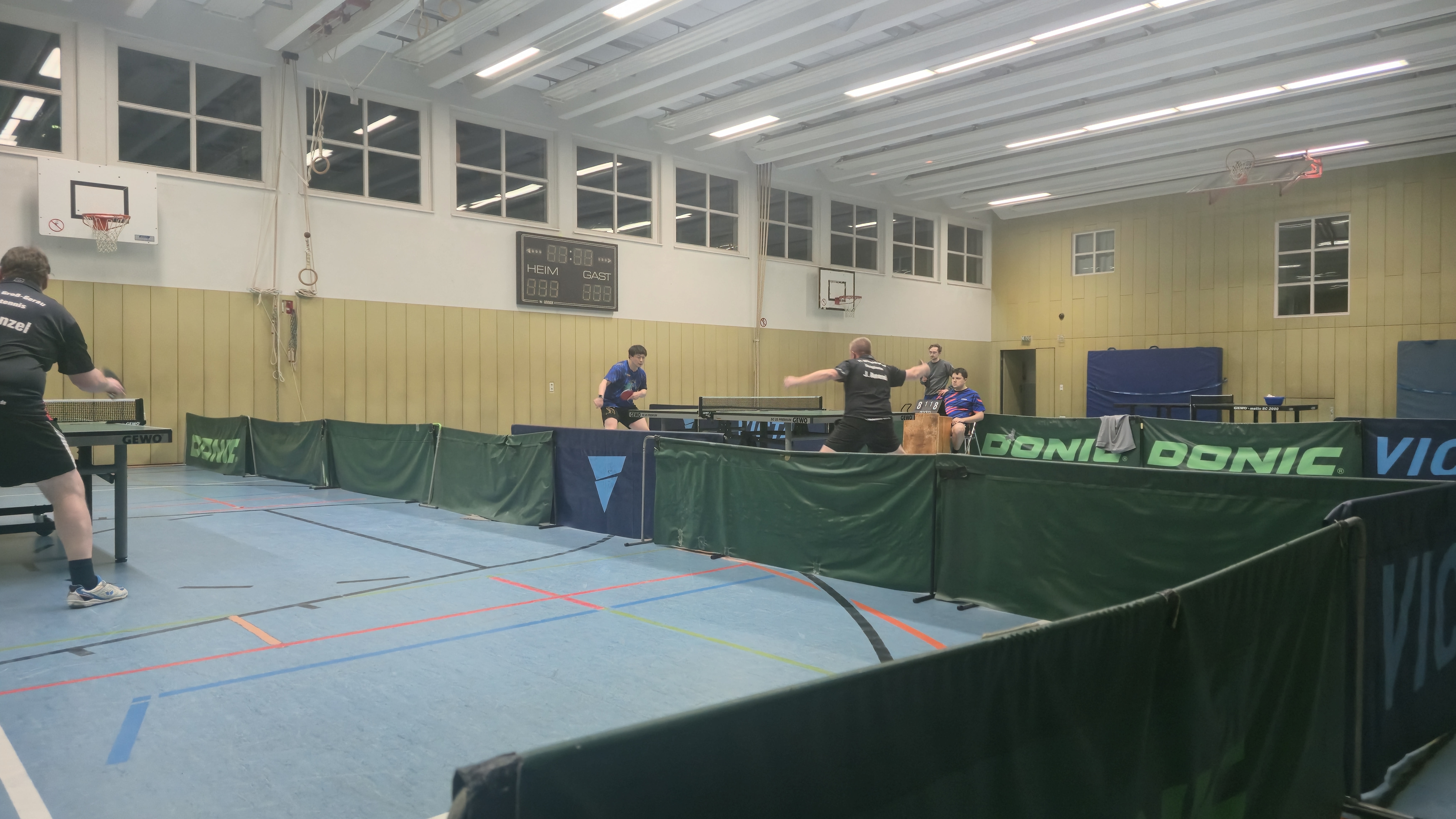 Vs Vorwärts Frankfurt: Ein offenes Spiel von Angriff-Block in Jan Amends ersten Einzel.